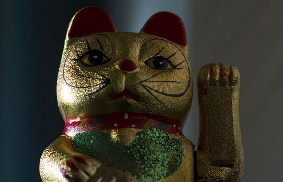 Westernowy pojedynek przedmiotów reklamuje szafę i regały z IKEA (wideo)