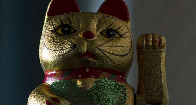 Westernowy pojedynek przedmiotów reklamuje szafę i regały z IKEA (wideo)