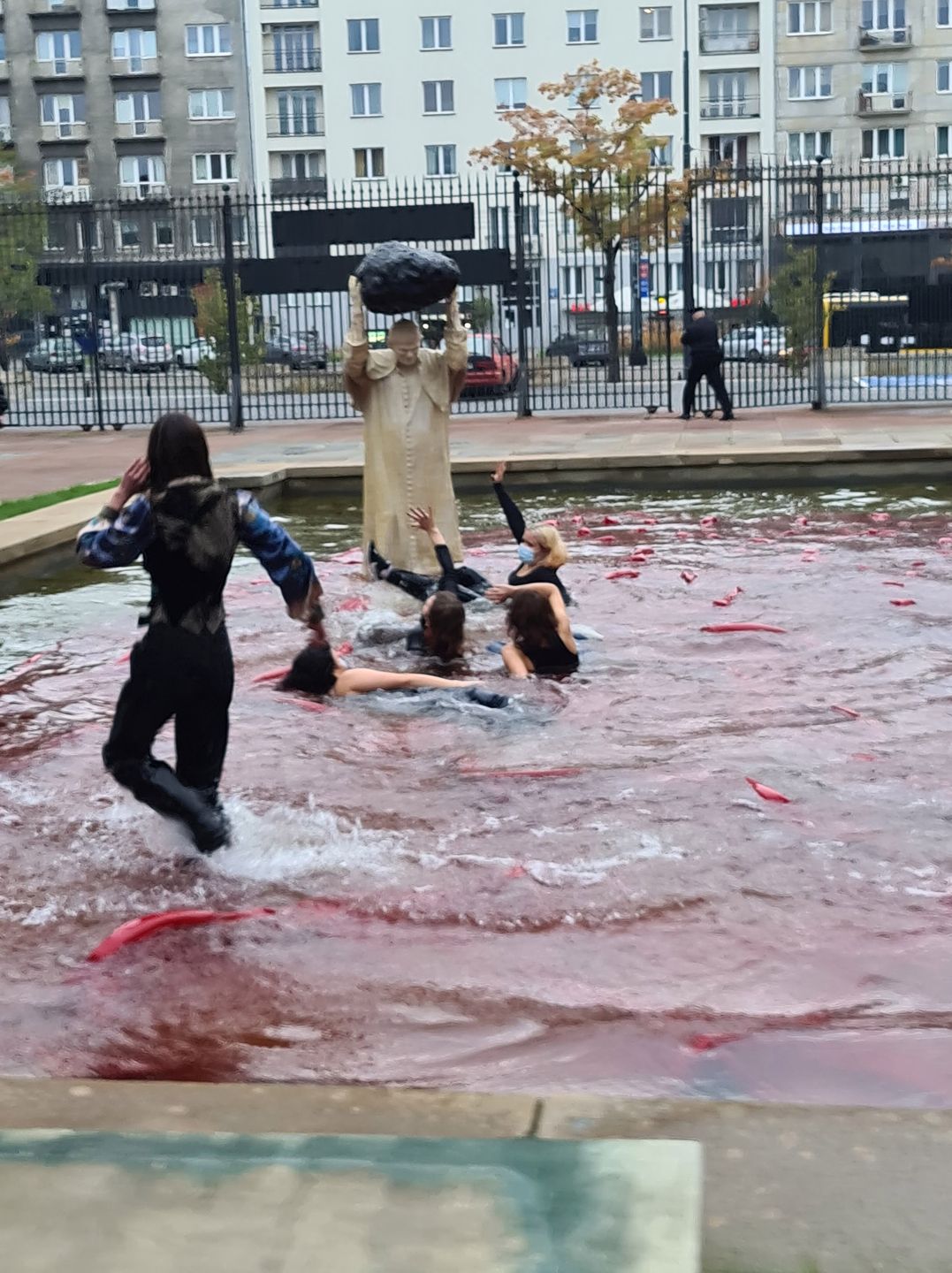 Zdjęcie dnia. Aktywistki protestują przed pomnikiem Jana Pawła II w Warszawie 3