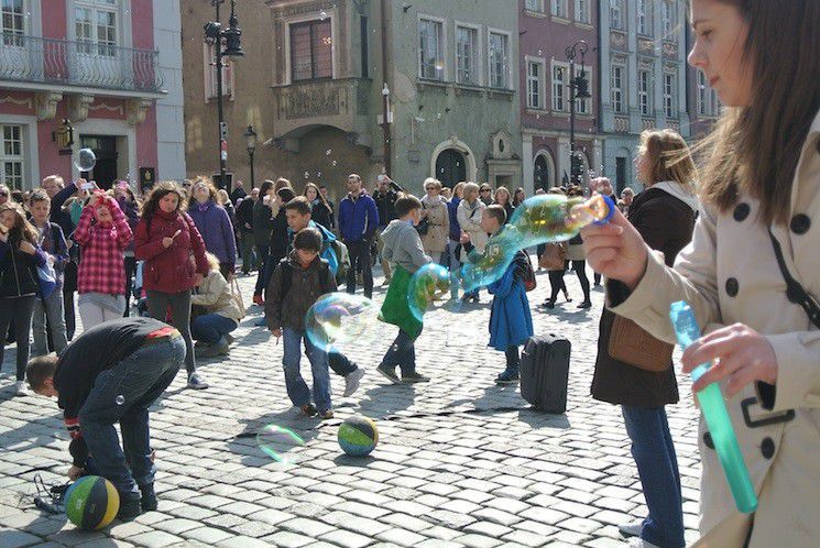 Rynek pełen mydlanych baniek