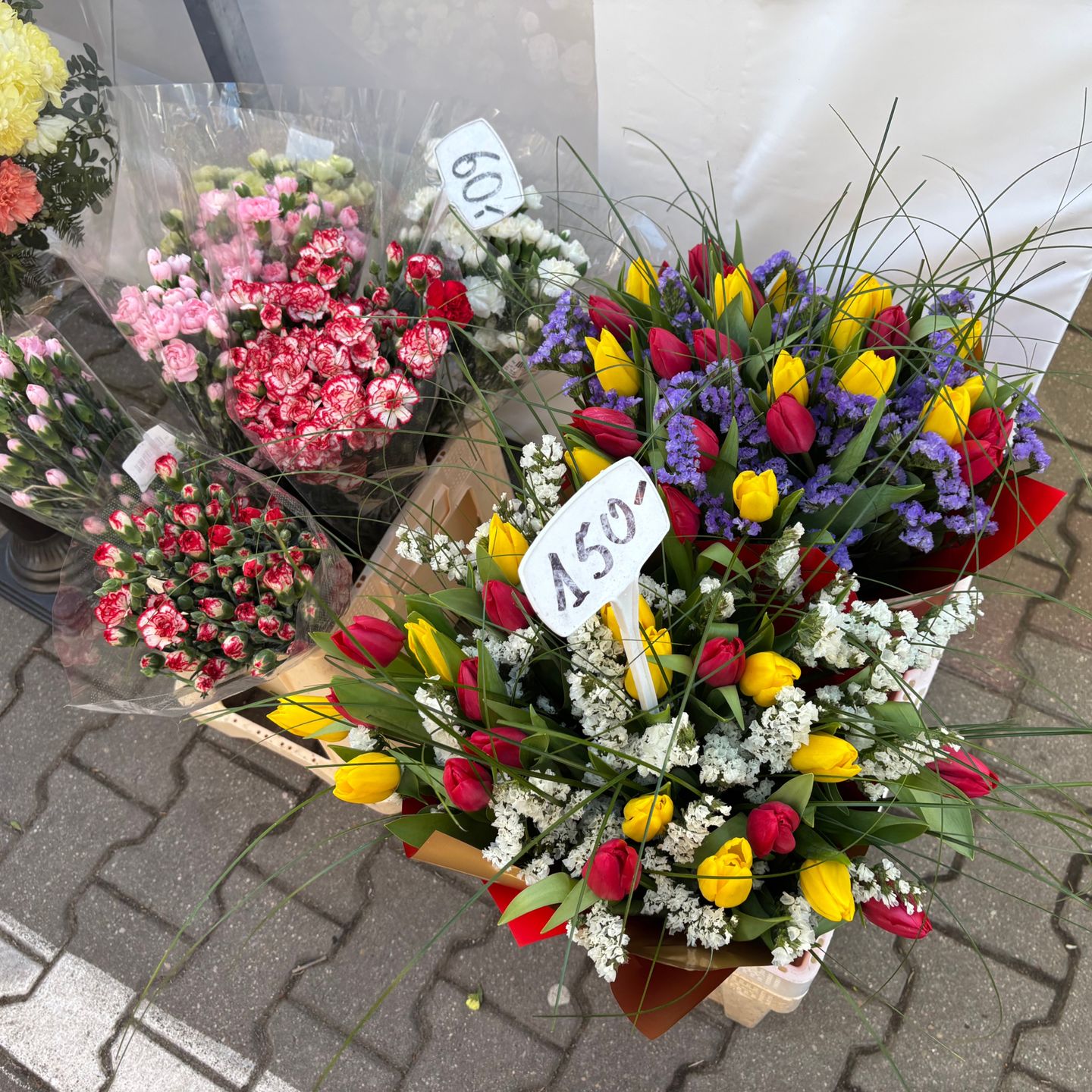 Ceny kwiatów na targowisku przy ul. Bakalarskiej