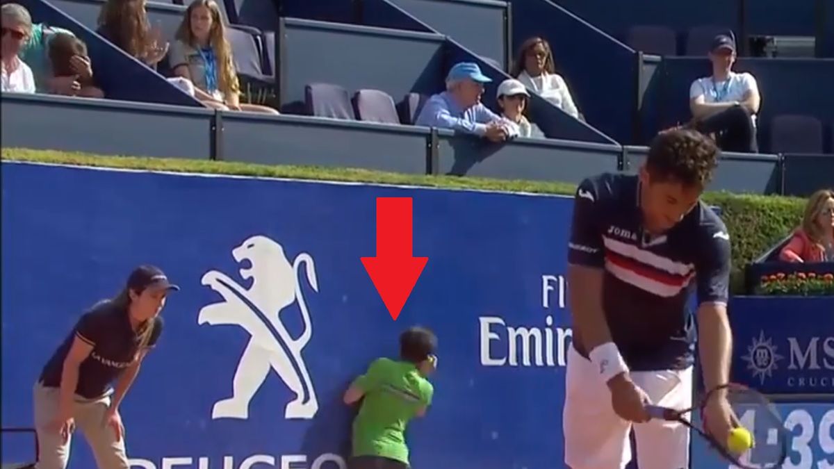 Zdjęcie okładkowe artykułu: Facebook / Tennis TV / Na zdjęciu: moment, w którym Carlos Riera uderza twarzą w ścianę