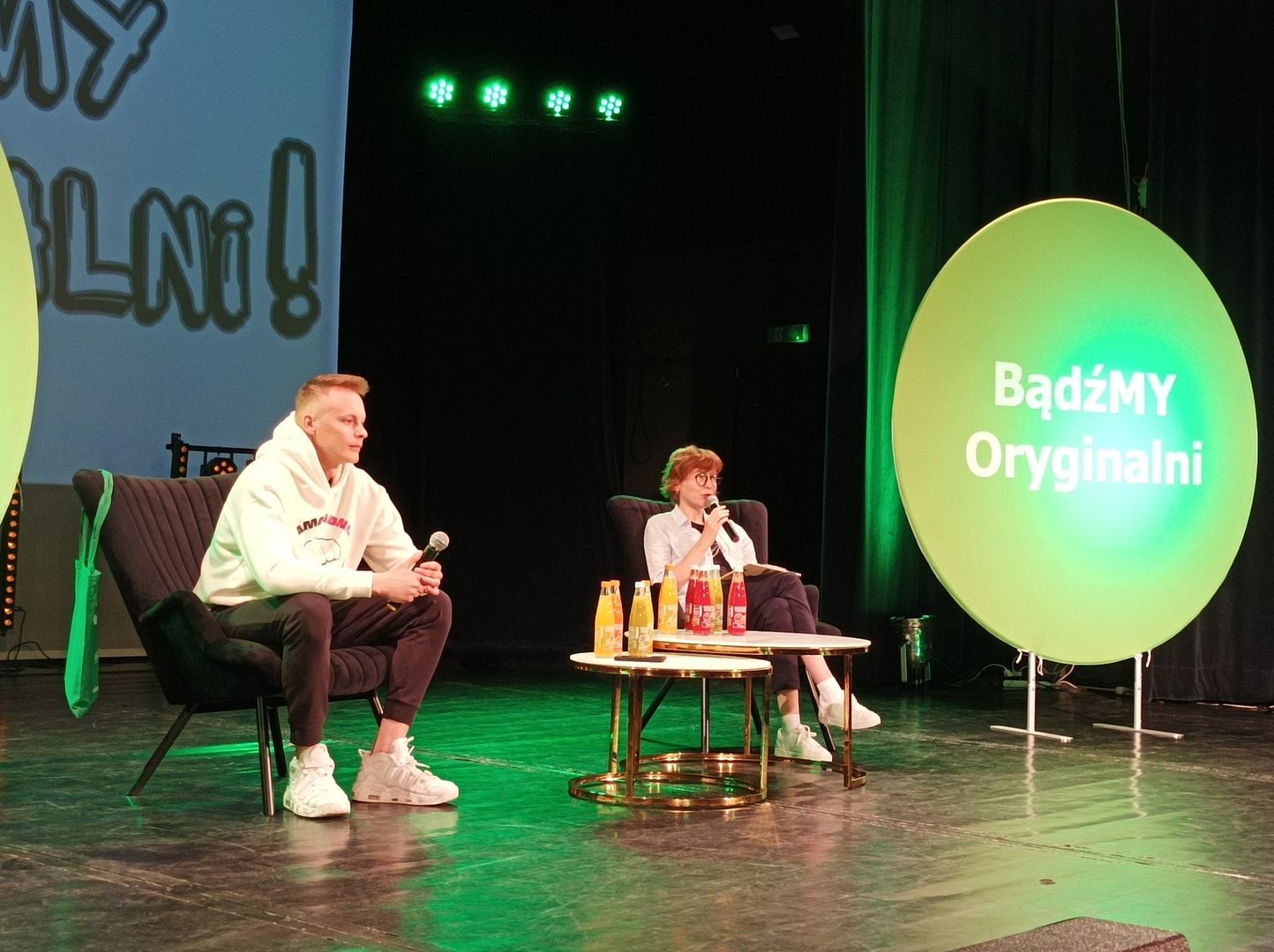 Raper Adamo Rudnik, psycholog Anna Zalewska oraz suczka Kejsi.