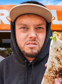 Viral kebab w wersji giga pod kamerę. Friz odpowiada na zarzuty Książula