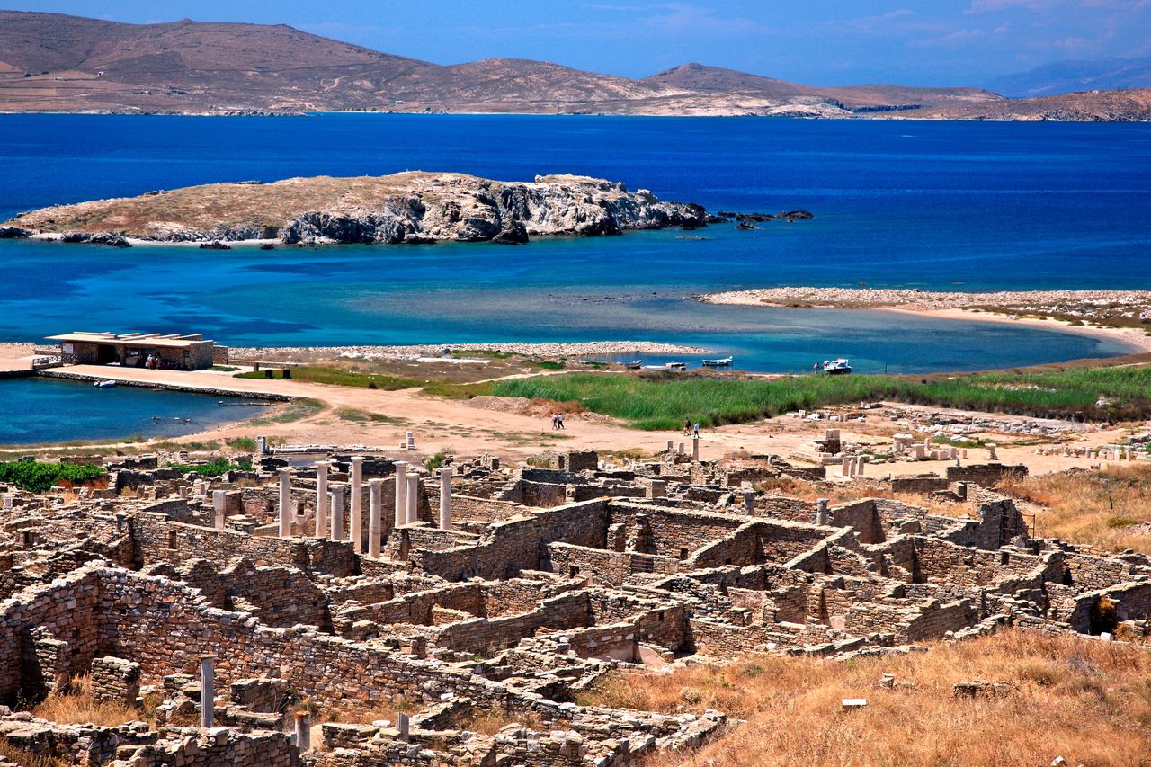 The island of Delos is located between the islands of Rinia and Mykonos.