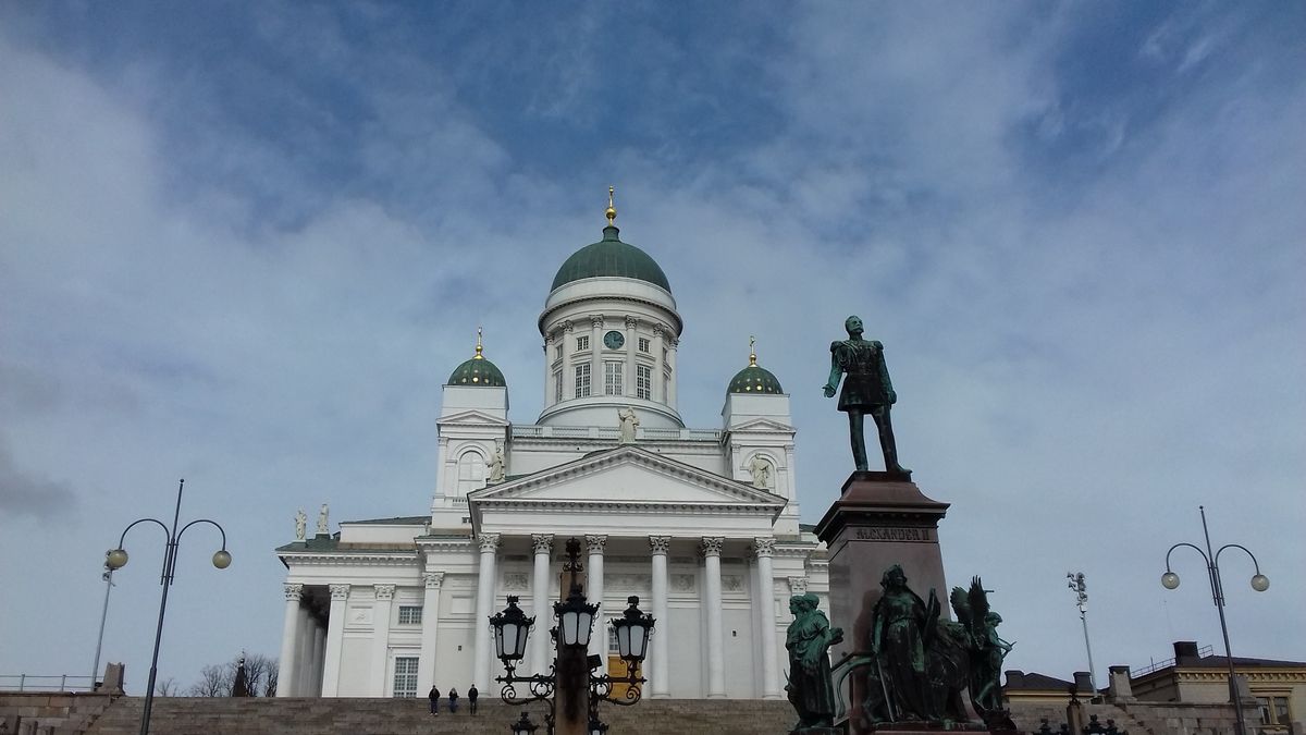 Helsinki leżą na kilkudziesięciu wyspach i wysepkach. Zanim miasto zostało stolicą niepodległej Finlandii, przez wieki znajdowało się pod władaniem Szwedów i Rosjan. Choć nie należy ono do dużych, nie brak w nim atrakcji. Sprawdźmy, co szczególnie warto zobaczyć w Helsinkach.