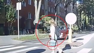 Piesza na pasach i auto. Szokujące nagranie krąży w sieci. "Masakra"