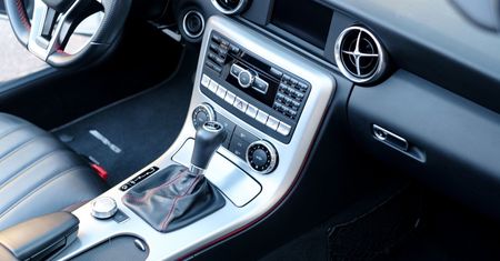 Samochód w leasingu z obowiązkowym abonamentem radiowym. Bank wyjaśnia zapisy umowy