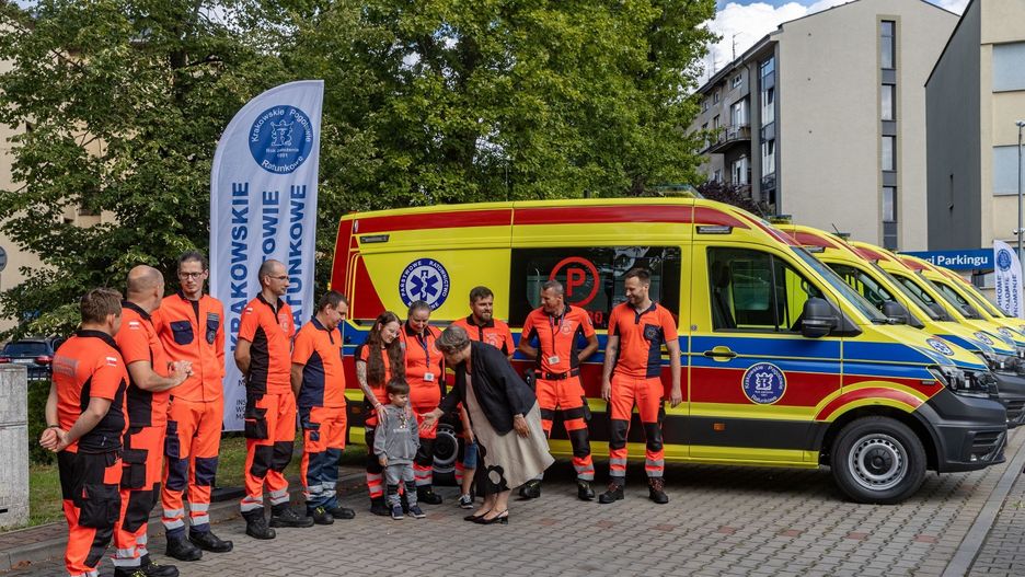 Przekazanie 5 karetek zespołom ratownictwa medycznego odbyło się na parkingu przed siedzibą Krakowskiego Pogotowia Ratunkoweg