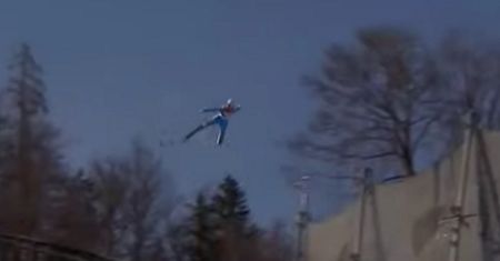 Norweski skoczek runął na ziemię. Na widowni wszyscy zamarli