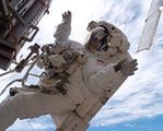 Kosmonauta testuje ubrania wchłaniające brzydki zapach