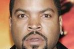 Jason Mantzoukas w radiowozie z Ice Cube'em