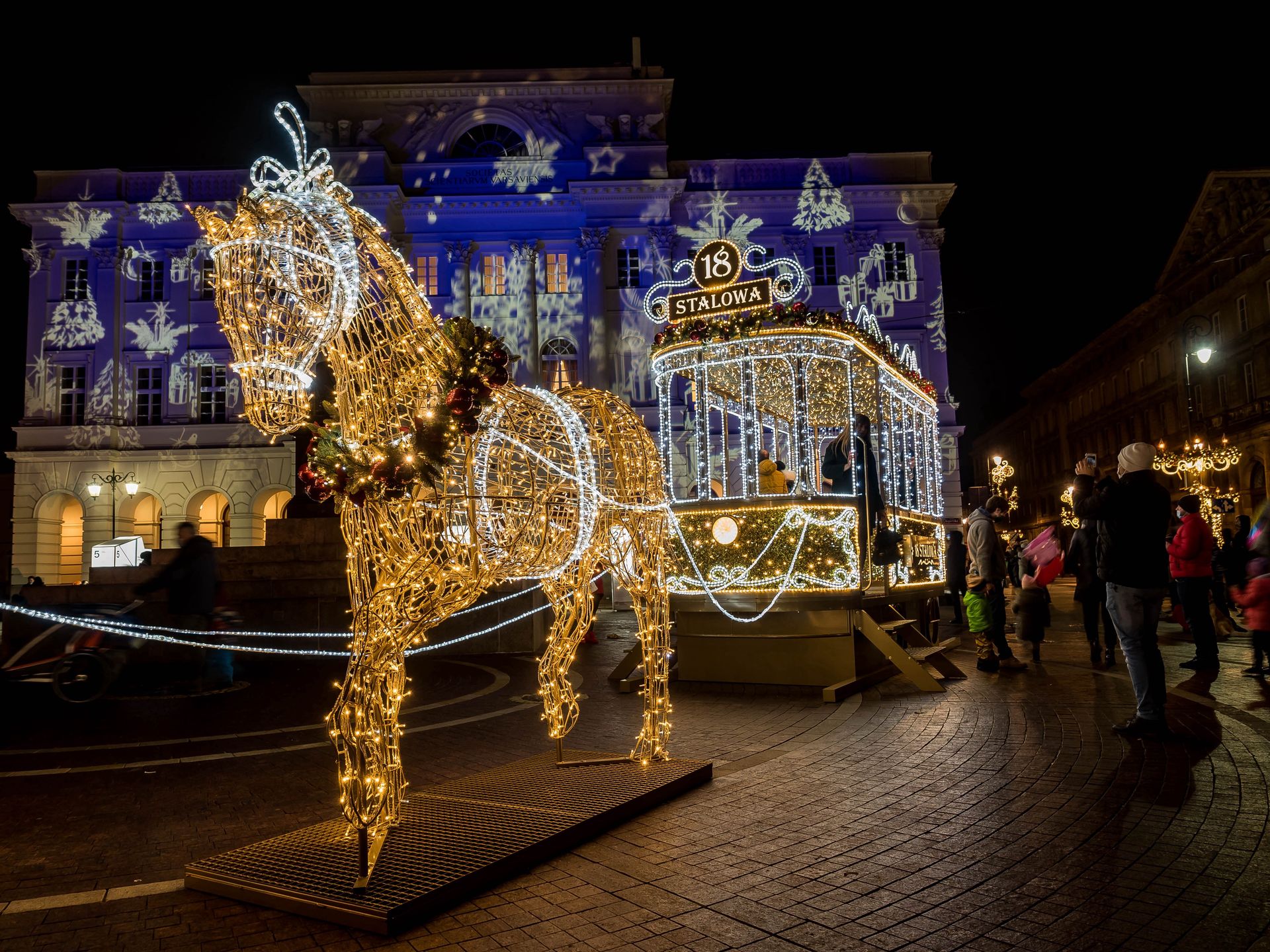 Świąteczna iluminacja w Warszawie gotowa. Miasto zdecydowało się na powrót do przeszłości