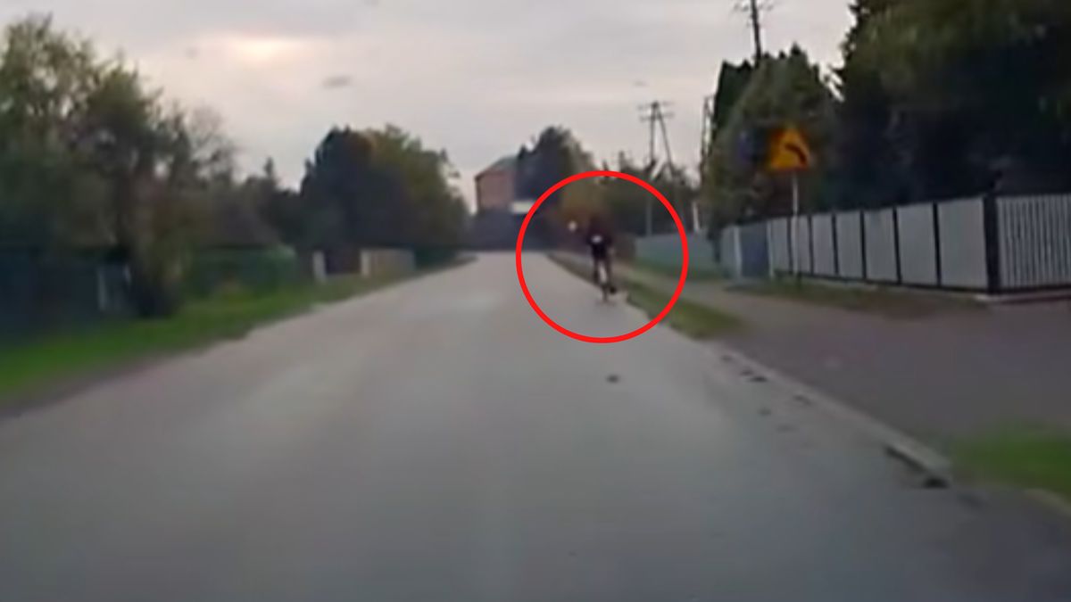 Rowerzysta skręcił prosto pod koła auta.