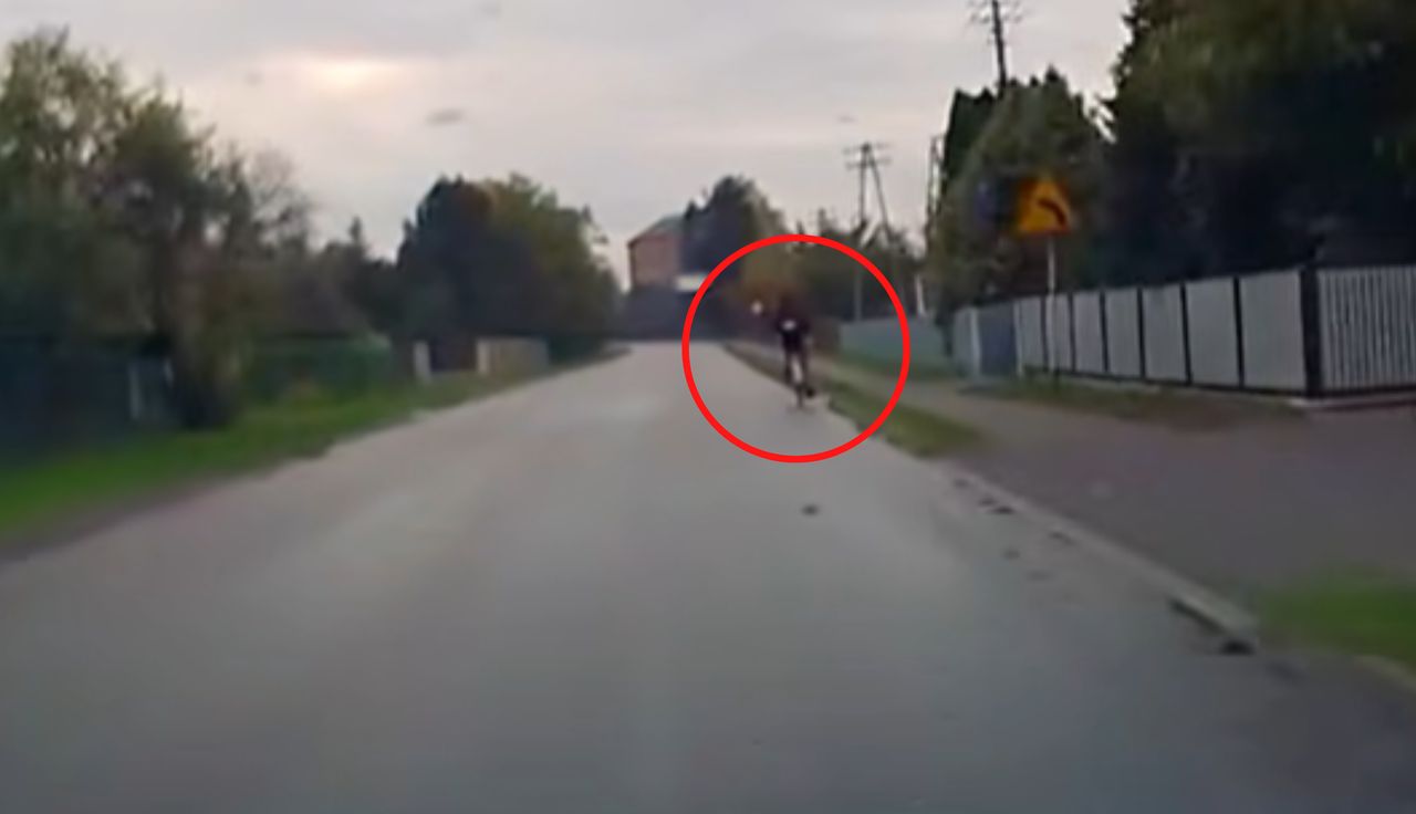 Jechał rowerem. I nagle coś takiego. "Kaptur, słuchawki"