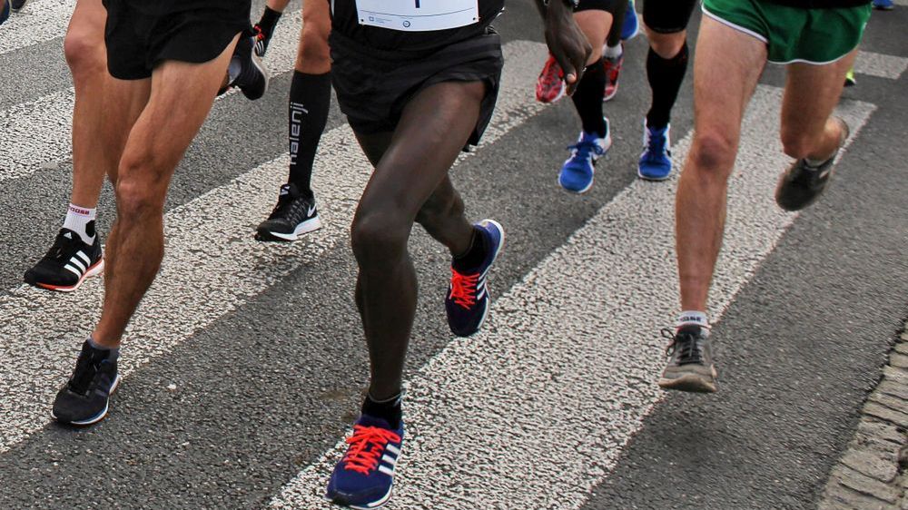 Zdjęcie okładkowe artykułu: Agencja Gazeta / Mateusz Skwarczek / Na zdjęciu: biegacze podczas półmaratonu