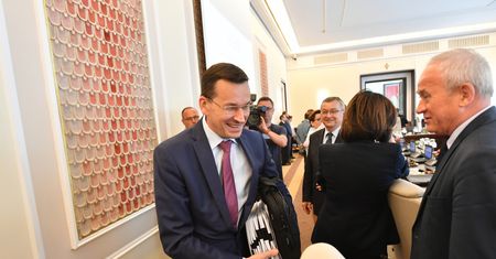 Prezentacja Morawieckiego na posiedzeniu rządu. Bochenek: "wszystkie wskaźniki szybują do góry"