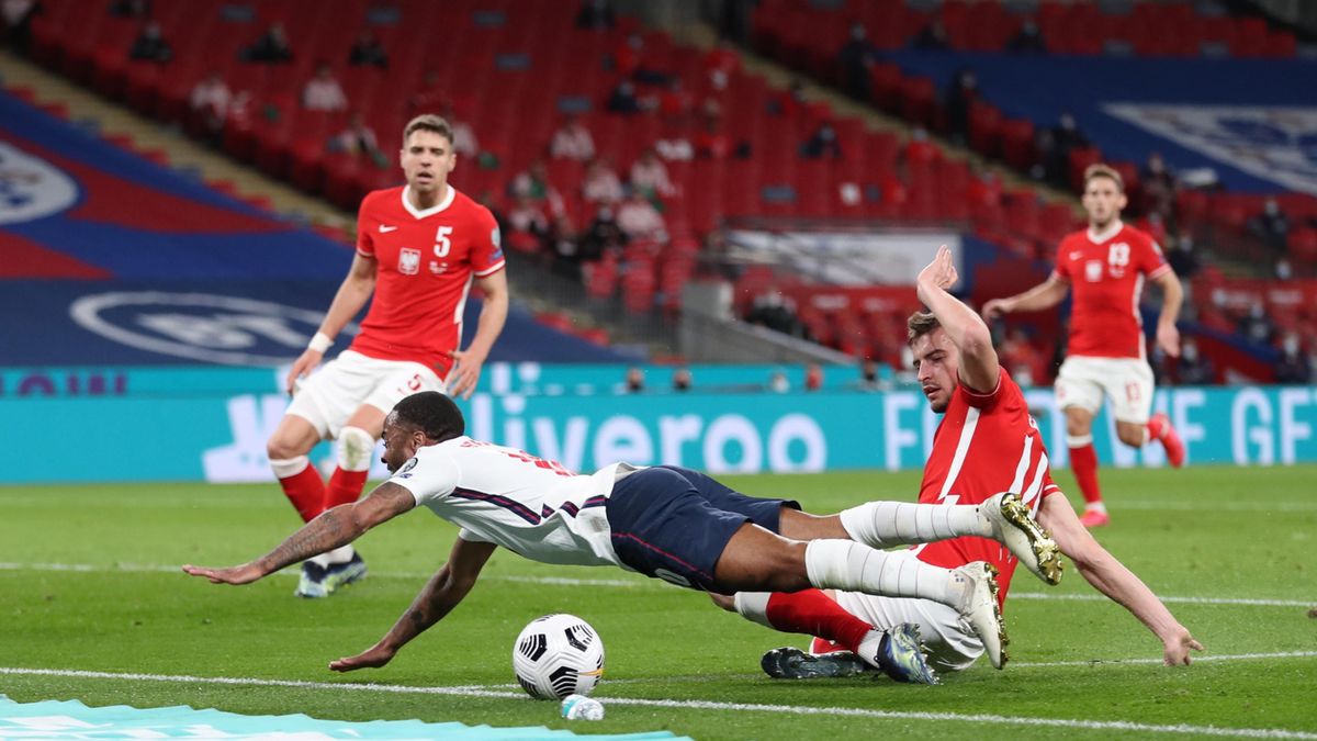 PAP/EPA / Catherine Ivill / Na zdjęciu od lewej: Jan Bednarek, Raheem Sterling i Karol Świderski