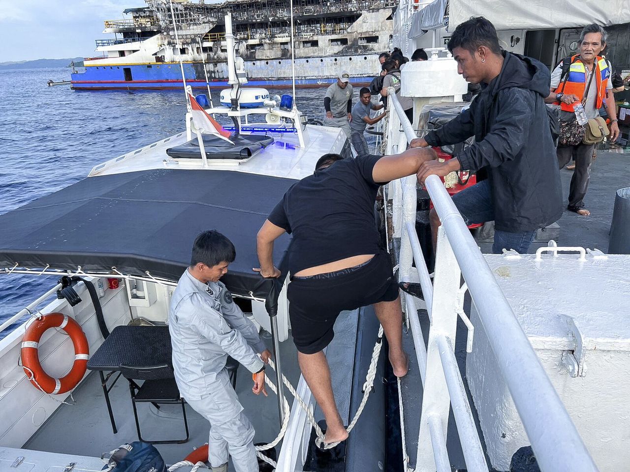 Tragiczny pożar promu. Pasażerowie skakali do morza