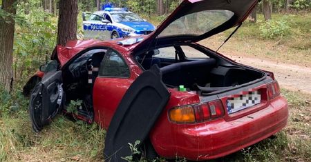 Kierowca Toyoty jechał za szybko i uderzył w drzewo. Trzy osoby trafiły do szpitala