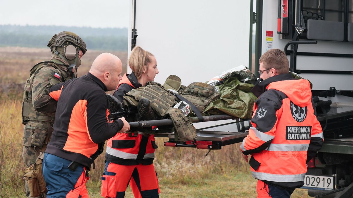 Zaj?cia pokazowe WOT na poligonie w Kijewie
Fot. Mateusz Grochocki/East News, 03.10.2024.  Kijewo k. Torunia (woj. kujawsko-pomorskie). Centrum Szkolenia WOT. Zajecia pokazowe - dzialania taktyczne z wykorzystaniem wsparcia bezzalogowych statkow powietrznych, snajperow, przy wspolpracy obserwatorow ognia z Polskimi Silami powietrznymi.
Mateusz Grochocki