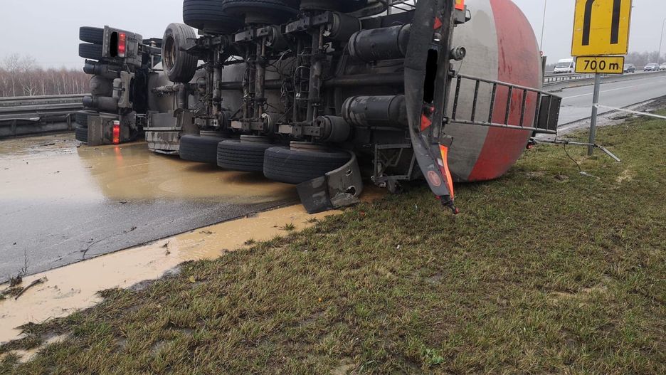 Poważne utrudnienia na A1. Cysterna zablokowałą cała jezdnię. Fot. Auto Centrum Pomoc Drogowa Rajek