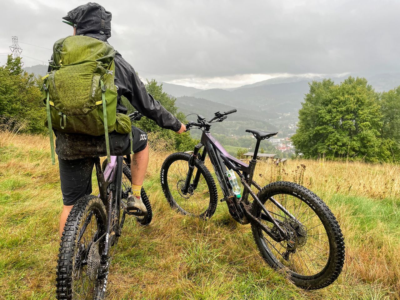 Wycieczka rowerem eMTB. W drodze na Kicarz (703 m.n.p.m.) w Piwnicznej - Zdrój podczas Festiwalu Biegowego. 