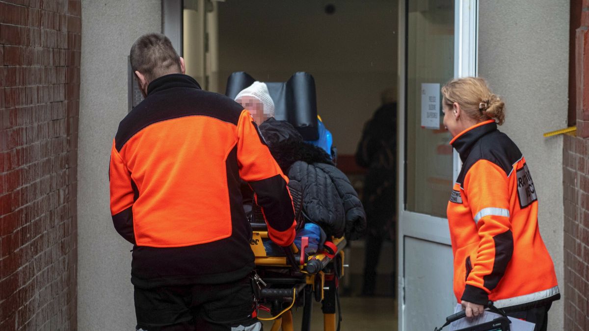 Alert go?oledziowy w Polsce
Fot. NewsLubuski/East News, Zielona Gora, 26.01.2026. Gololedz w Zielonej Gorze. Opady marznace deszczu spowodowaly, ze drogi i chodniki byly jak lodowisko. Szpitalny Oddzial Ratunkowy Szpitala Uniwersyteckiego przezywa oblezenie. Do godziny 11:00 medycy przyjeli ponad 50 pacjentow z urazami konczyn gornych, dolnych i glowy, glownie po upadkach. Przed szpitalem tworza sie kolejki karetek.
NewsLubuski