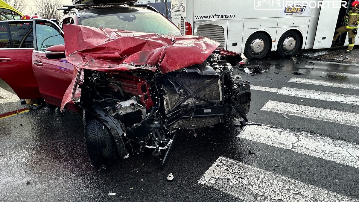 Zderzenie autokaru z autem osobowym w Alei Krakowskiej. 6 osób w