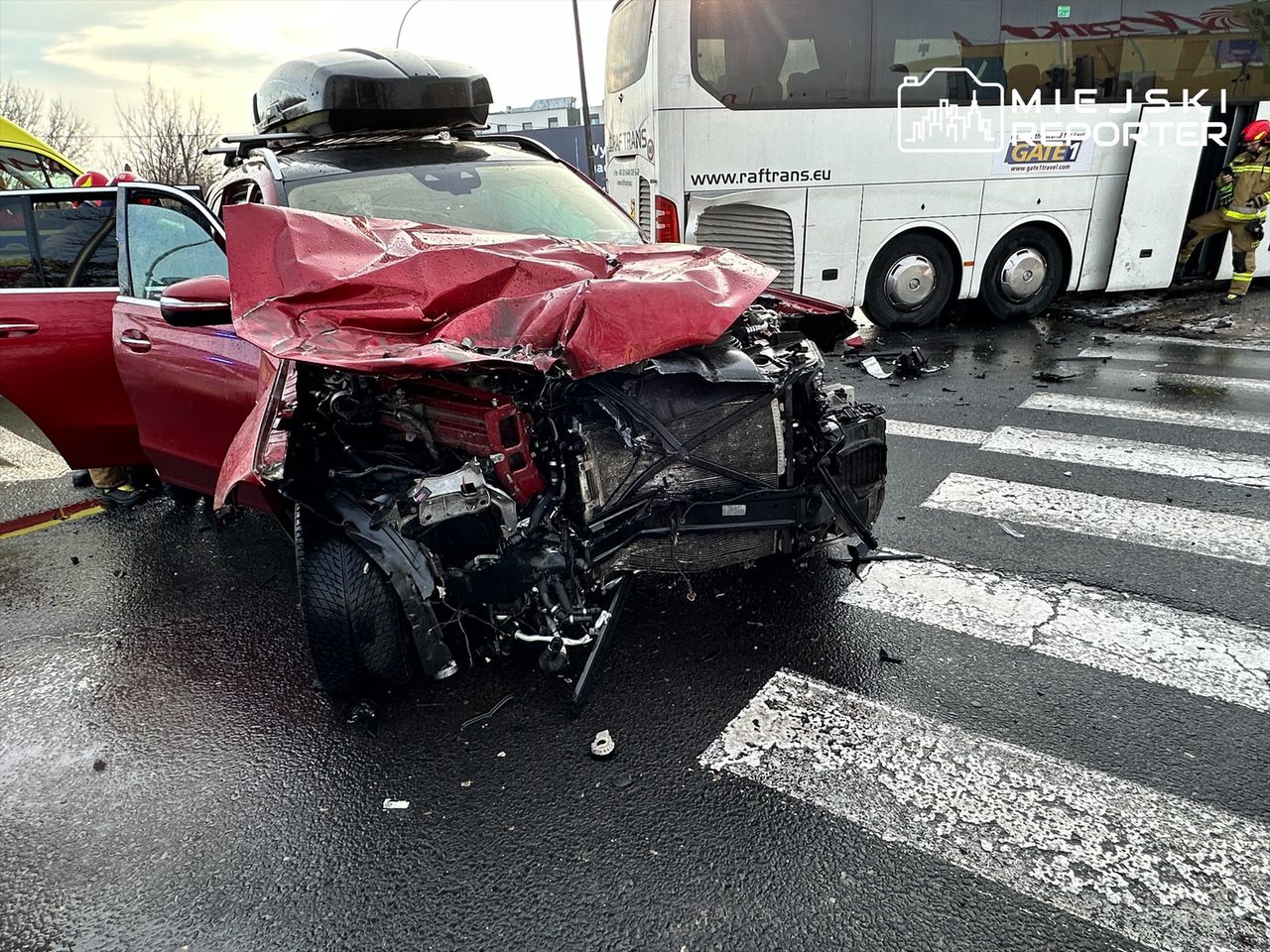 Zderzenie autokaru i osobówki. Zmiażdżony mercedes, sześć osób w szpitalu.