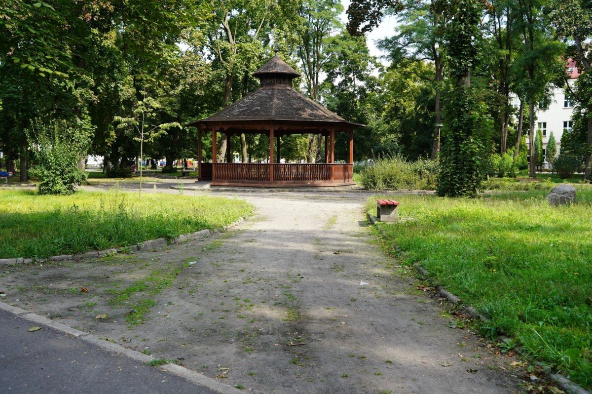 Koło: Kolskie parki pięknieją. Nowe alejki i ławki w Parku Moniuszki