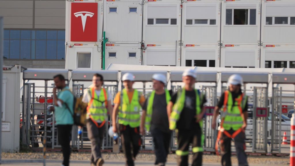 Tesla Inc. German Gigafactory Site as Elon Musk Flies Into Berlin
Bloomberg
european, ev, fabrication, 0, electric vehicles, cars, laborer, employment, german, manufacture, worker, labor market, jobs, work, automotive industry, construction, development, labor, labour, euro members, industries, automotive, e.u., eu, emea, business news, automobiles, cars, vehicles