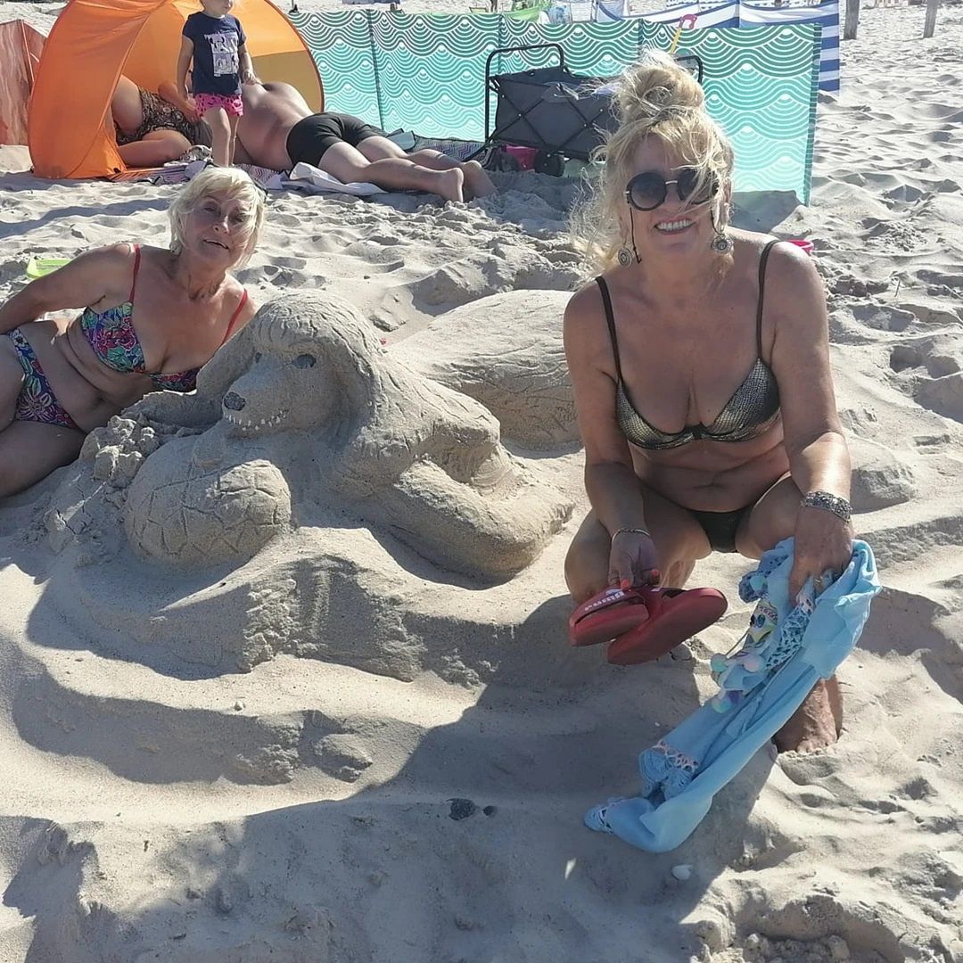 Wiesława Kwiatek na plaży