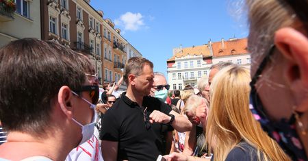 Wybory 2020. Incydent z udziałem Sławomira Nitrasa na wiecu Rafała Trzaskowskiego. Polityk zabrał trąbkę mężczyźnie