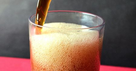 Cola o obniżonej zawartości kalorii z dodatkiem sacharynianu sodu i kofeiną