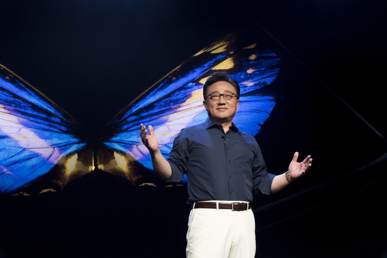 Prezes Samsunga podczas pokazu prototypu Galaxy Fold, źródło: materiały prasowe Samsung