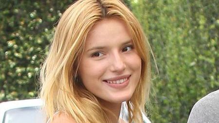 Prześwitująca sukienka ledwo co zakrywała