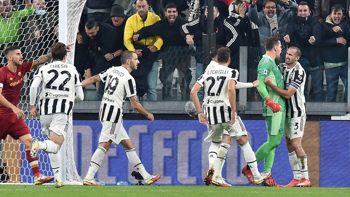 piłkarze Juventusu cieszą się z obronionego rzutu karnego przez Wojciecha Szczęsnego