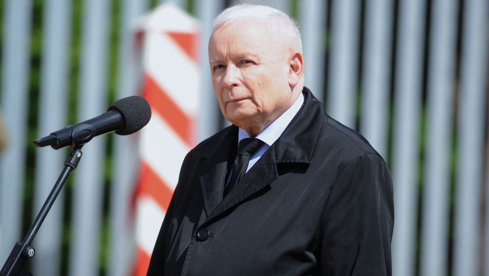 Jarosław Kaczyński przy murze oddzielającym Polskę od Białorusi. Przekaz - nielegalnie nie przedostanie się do nas żaden migrant