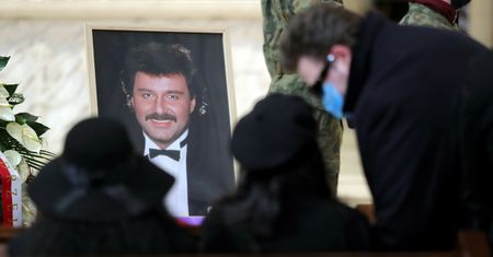Trwa pogrzeb Krzysztofa Krawczyka. Żałobnicy dotarli do Grotników, gdzie muzyk zostanie pochowany