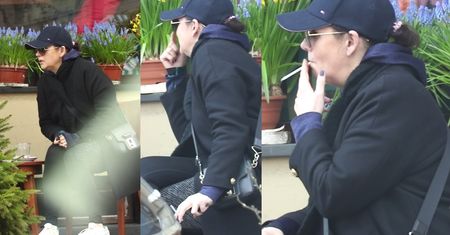 Zakamuflowana Małgorzata Pieńkowska chowa się za choinką