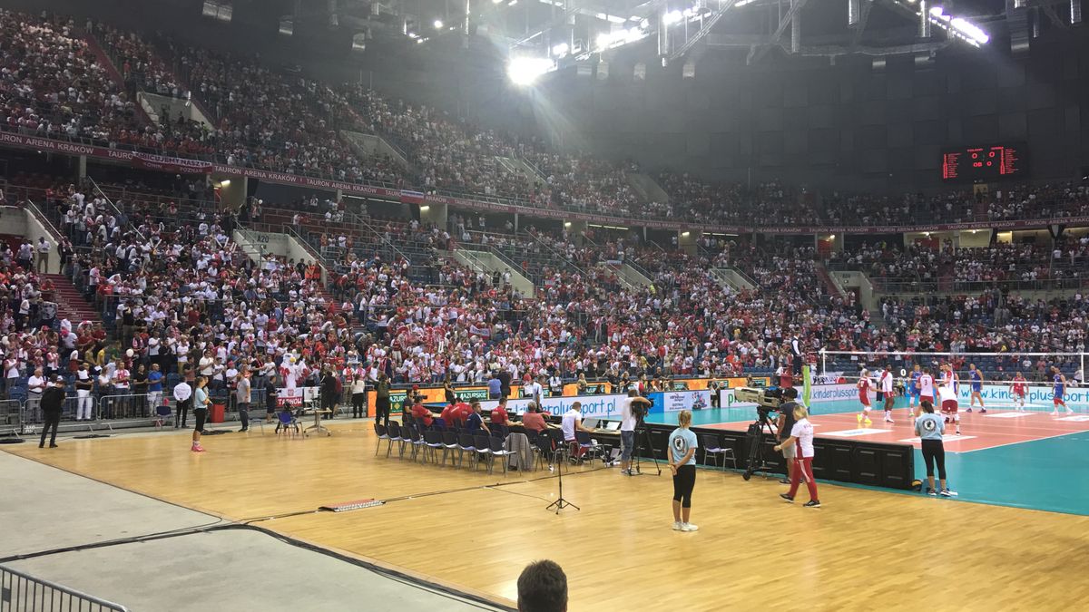 Na zdjęciu kibice w hali Tauron Arena w Krakowie tuż po chwili ciszy dla Powstańców Warszawskich