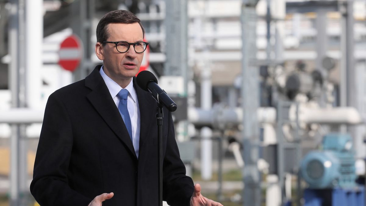 Mościska, 30.03.2022. Premier Mateusz Morawiecki podczas konferencji prasowej w bazie magazynowej PKN Orlen S.A. w Mościskach, 30 bm. Szef polskiego rządu zapowiedział odejście od rosyjskiej ropy do końca tego roku. (kf) PAP/Paweł Supernak