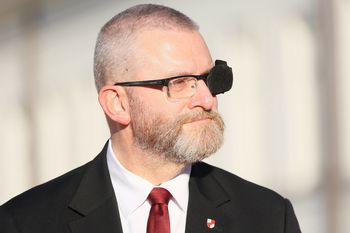 Dlaczego rośnie popularność Brauna? Ekspert wskazał przyczyny