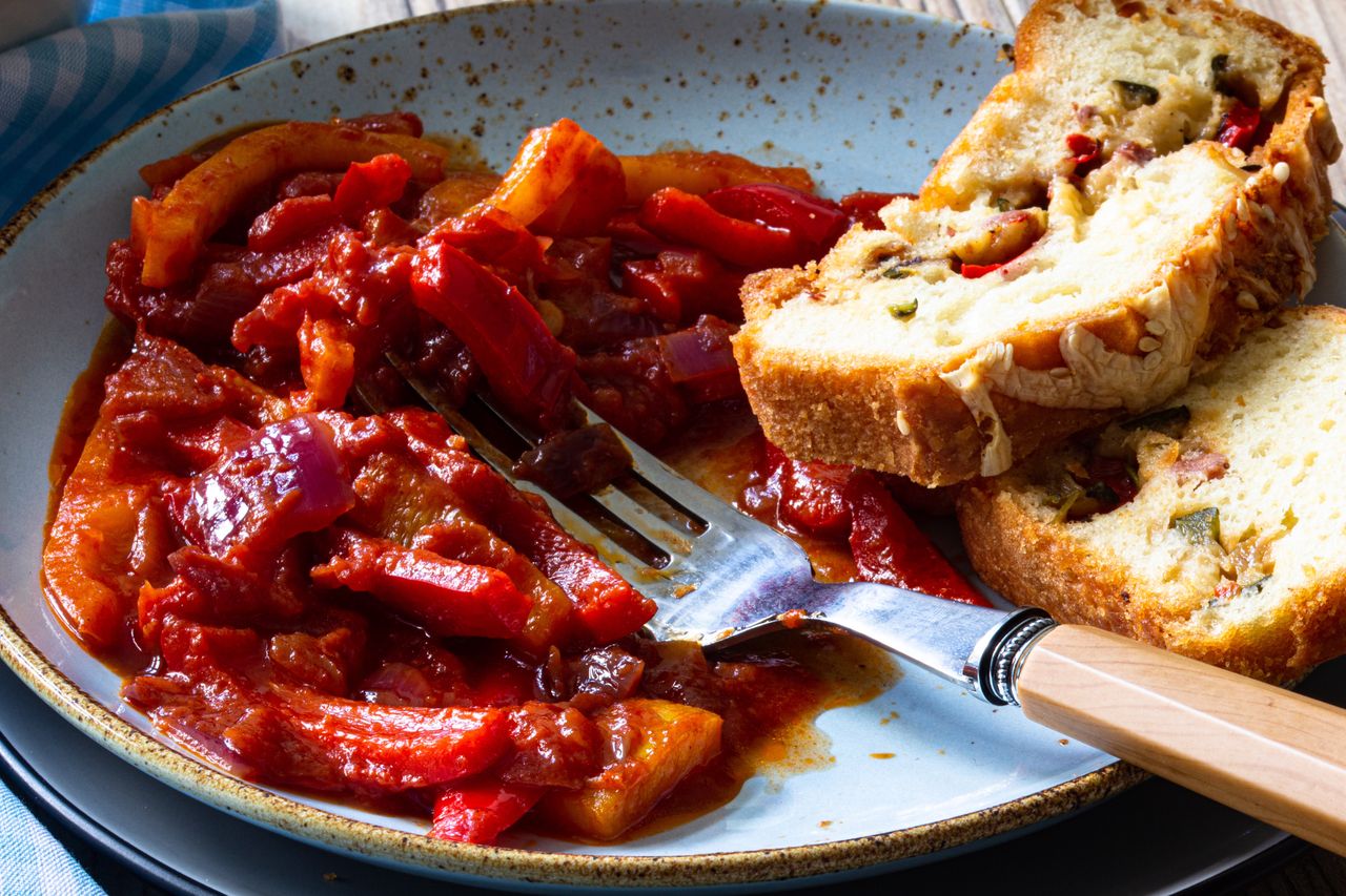 Rozgrzewające leczo z kiełbasą i chili