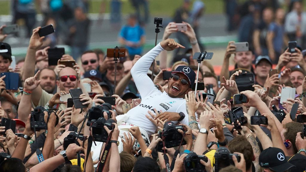 Lewis Hamilton świętujący wygraną w wyścigu