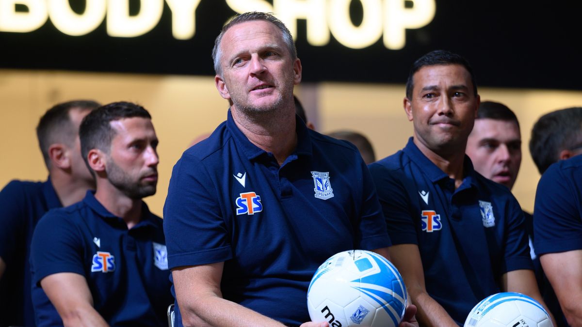 PAP / Jakub Kaczmarczyk / Na zdjęciu: trener Lecha John van den Brom (L) i jego asystent Denny Landzaat (P) podczas prezentacji