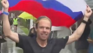 Na mecie wyciągnął rosyjską flagę. Nie przewidział, co go za to spotka