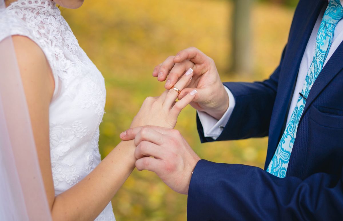 W Polsce coraz mniej par bierze ślub kościelny