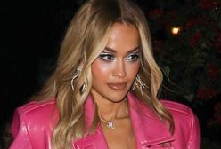 Rita Ora nie wychodzi z formy. W różowym płaszczu i mini zrobiła furorę